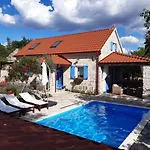House Toma Holiday home Oklaj