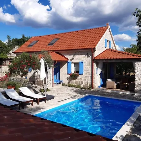 House Toma Holiday home Oklaj