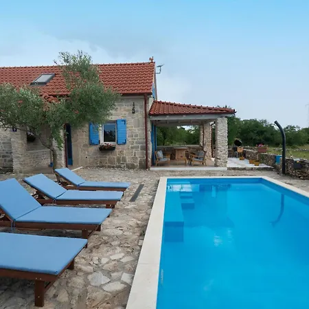 House Toma Holiday home Oklaj
