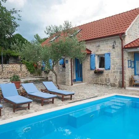 House Toma Holiday home *