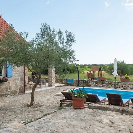 House Toma Holiday home *