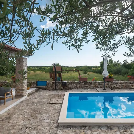 House Toma Holiday home Oklaj